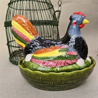 multifarvet-hoene-aeg-paa-kurv-porcelæn-vintage-paaskepynt